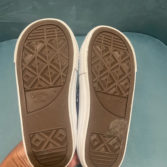 Toddler Converse low top toddler sneakers / size 10 US toddler - Picture 7 of 13